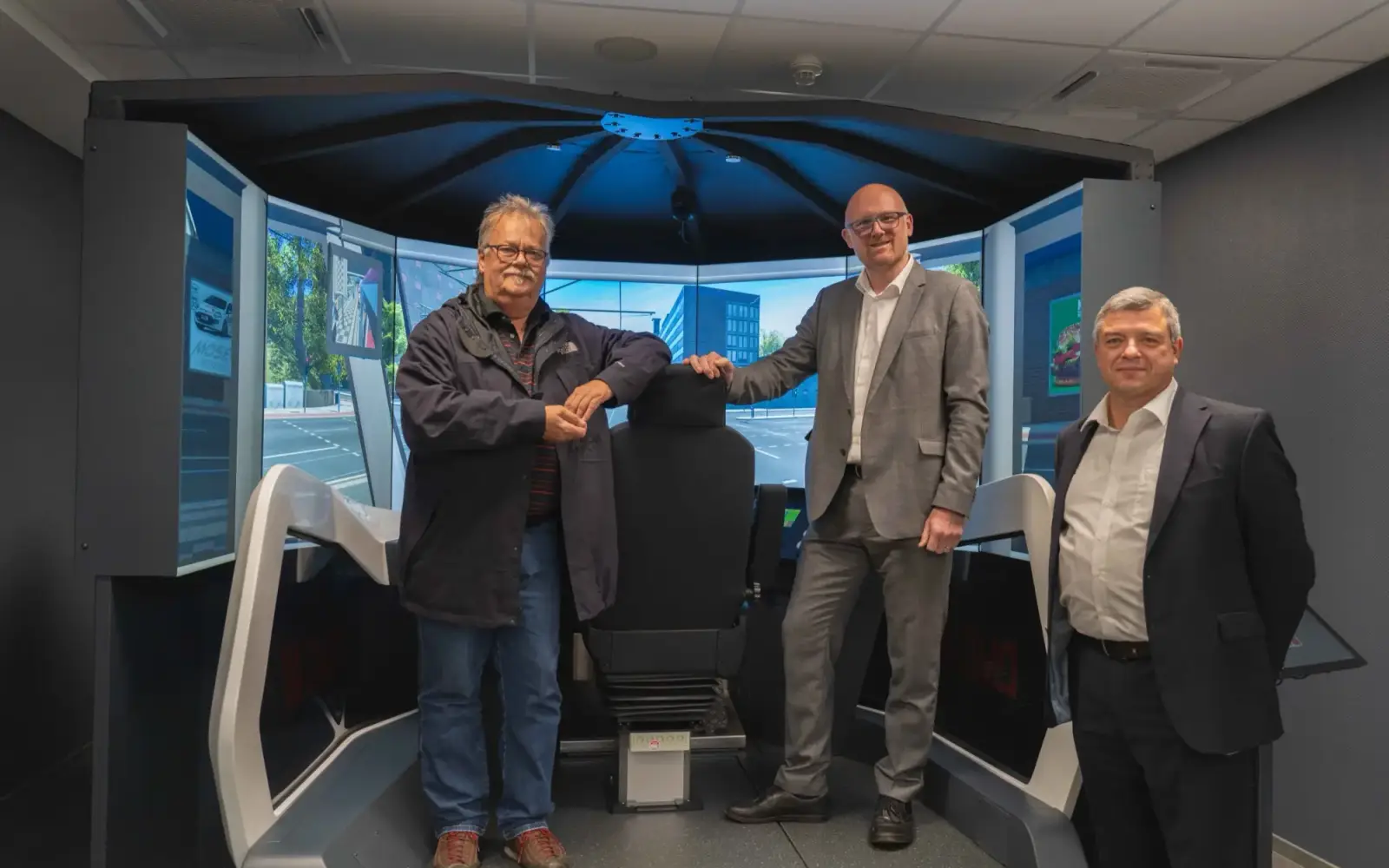 DVG-Aufsichtsratsvorsitzender Dieter Lieske, Oberbürgermeister Sören Link und DVG-Vorstandsvorsitzender Marcus Wittig (von links) stellten die Fahrsimulatoren vor. Foto: Duisburger Verkehrsgesellschaft AG