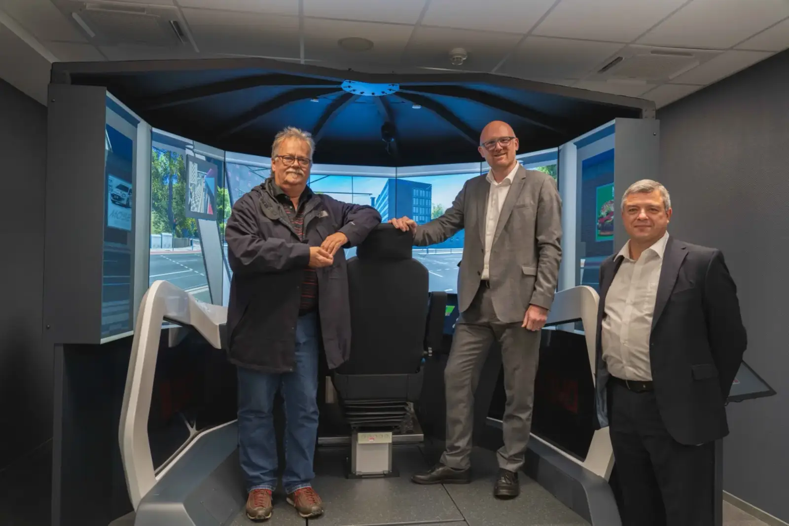 DVG-Aufsichtsratsvorsitzender Dieter Lieske, Oberbürgermeister Sören Link und DVG-Vorstandsvorsitzender Marcus Wittig (von links) stellten die Fahrsimulatoren vor. Foto: Duisburger Verkehrsgesellschaft AG