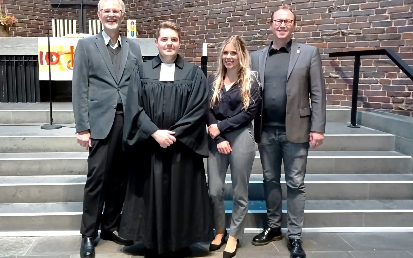 Nach dem Gottesdienst in der Buchholzer Jesus-Christus-Kirche stellte sich Eric Hansen (im Talar) mit Pfarrerin Sara Randow, Superintendent Dr. Urban und Pfarrer Rolf Seeger aus der Rheingemeinde (links) zum Foto auf. Foto: Almuth Seeger