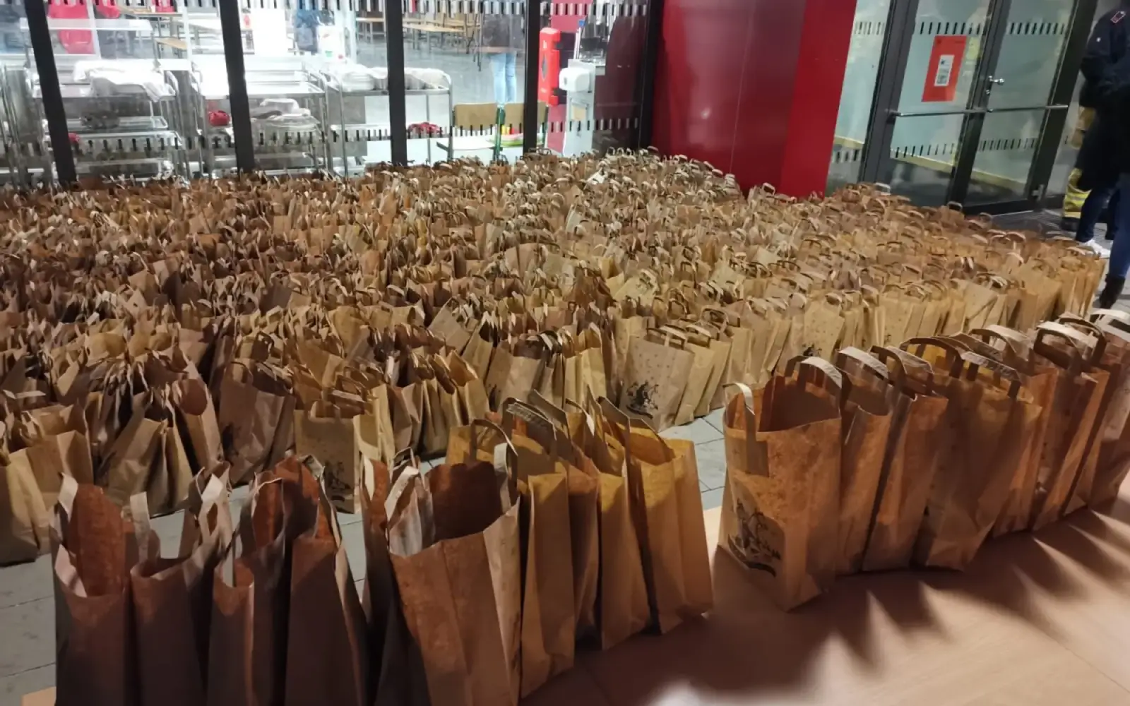 Martinstüten warten auf die Ausgabe beim St.-Martinsfest in Angermund – liebevoll verpackte Überraschungen für die Kinder nach dem Umzug. Archivfoto: Ludger Wunsch