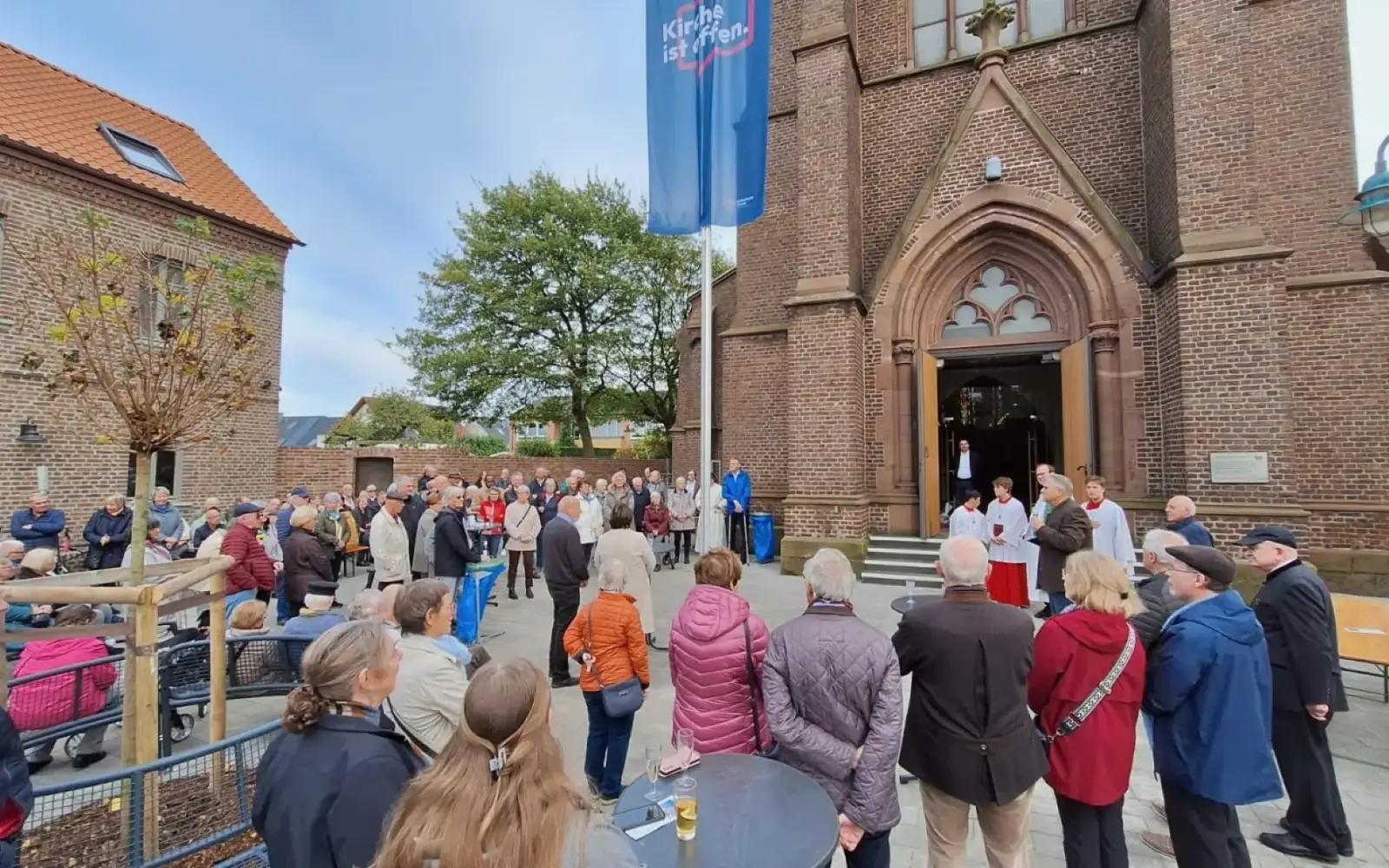 Zahlreiche Gemeindemitglieder sowie Bürger und Bürgerinnen waren gekommen, um den neu gestalteten Platz vor St. Peter und Paul einzuweihen. Foto: privat