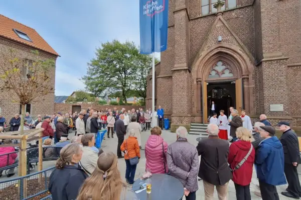 Raum der Begegnung: Kirchvorplatz von „St. Peter und Paul“ festlich eingeweiht