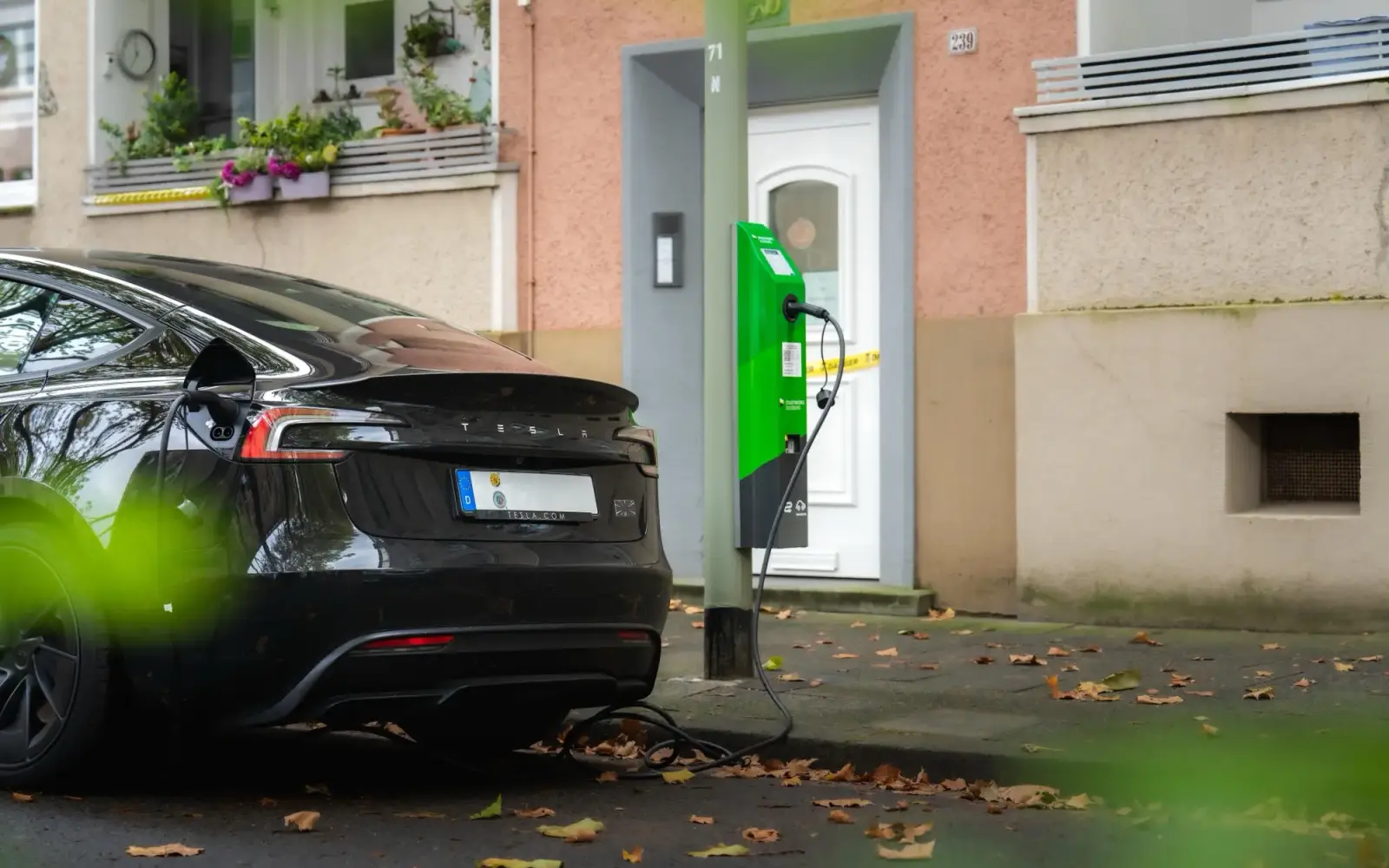 An der Gneisenaustraße in Neudorf gibt es ab sofort auch Lademöglichkeiten an Straßenlaternen. Quelle: Stadtwerke Duisburg AG