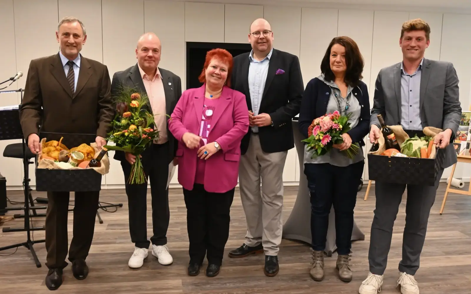 Nach der Ehrung stellten sich zum Foto auf (von links): Bezirksvertreter Wolfgang Schwertner, Dirk Rahmacher, Bezirksbürgermeisterin Beate Lieske, Heiko Blumenthal (OB-Referent), Claudia Heinen und Bezirksvertreter Jannik Neuhaus. Foto: sam
