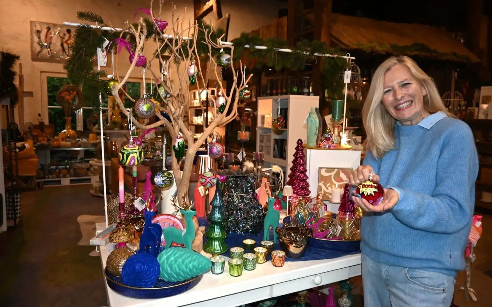 Bald beginnt die Adventszeit – und sie darf bunt werden. Yvonne Joh präsentiert die zum Schmunzeln anregenden Comic-Kugeln. Foto: sam