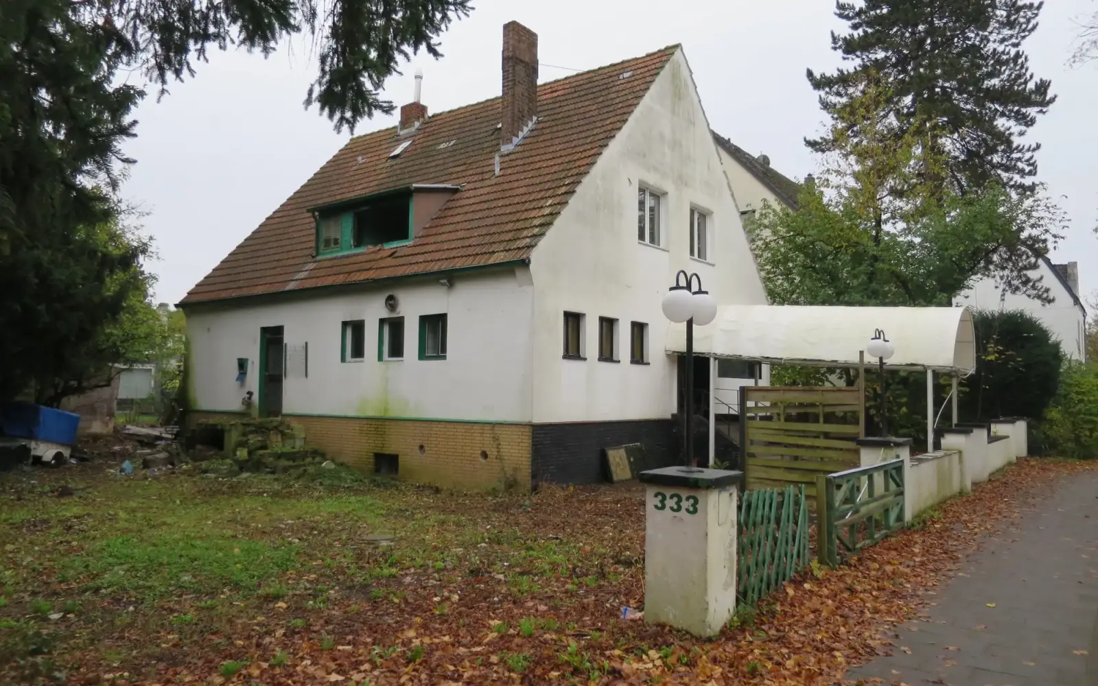 Das leerstehende ehemalige Einfamilienhaus und Restaurant Niederrheinstraße 333, an dessen Stelle mehrere Wohnungen und Townhäuser entstehen sollen. Foto: hs