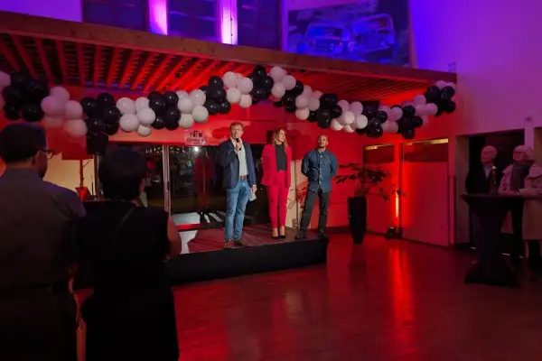 Schlossallee 1 feiert einjähriges Jubiläum mit Swing und Disco-Klassikern
