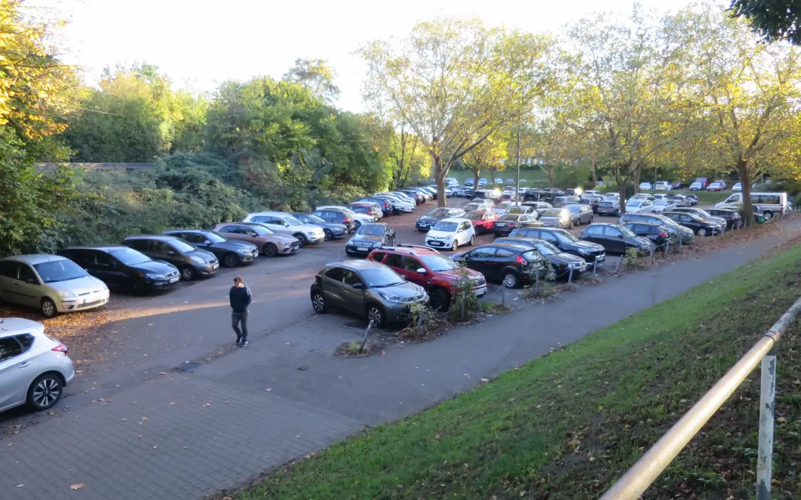 Auf dem Dreiecksparkplatz zwischen Niederrheinstraße und Trasse der U 79 soll ein aufgeständerter Lebensmittel-Supermarkt entstehen, unter Beibehaltung des öffentlichen Parkplatzes. Foto: hs