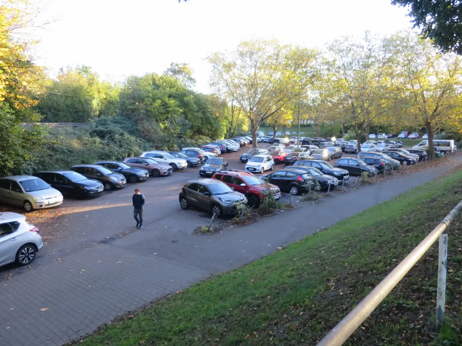 Auf dem Dreiecksparkplatz zwischen Niederrheinstraße und Trasse der U 79 soll ein aufgeständerter Lebensmittel-Supermarkt entstehen, unter Beibehaltung des öffentlichen Parkplatzes. Foto: hs