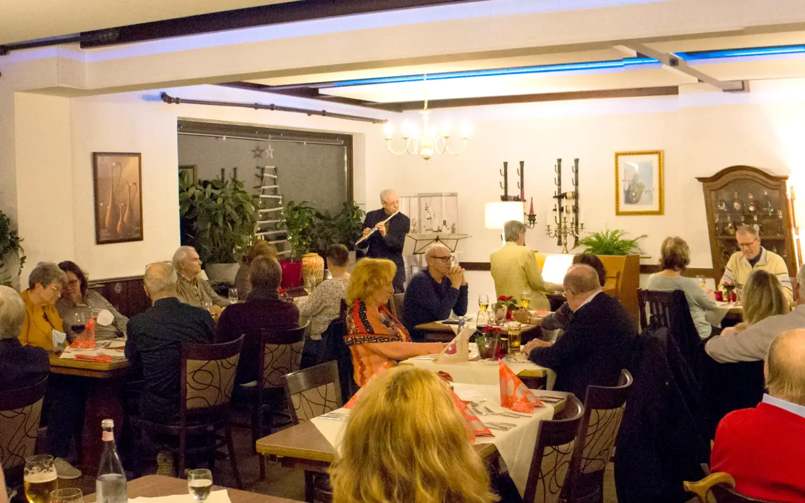 Im Chargé in DU-Rahm werden zum 12. Mal die ‚Ohrwürmer mit Musik‘ veranstaltet. Hierbei handelt es sich um ein viergängiges Dinner, wobei zwischen den einzelnen Gängen das Ensemble ‚Musica Variata‘ aufspielt. Archivfoto: vj