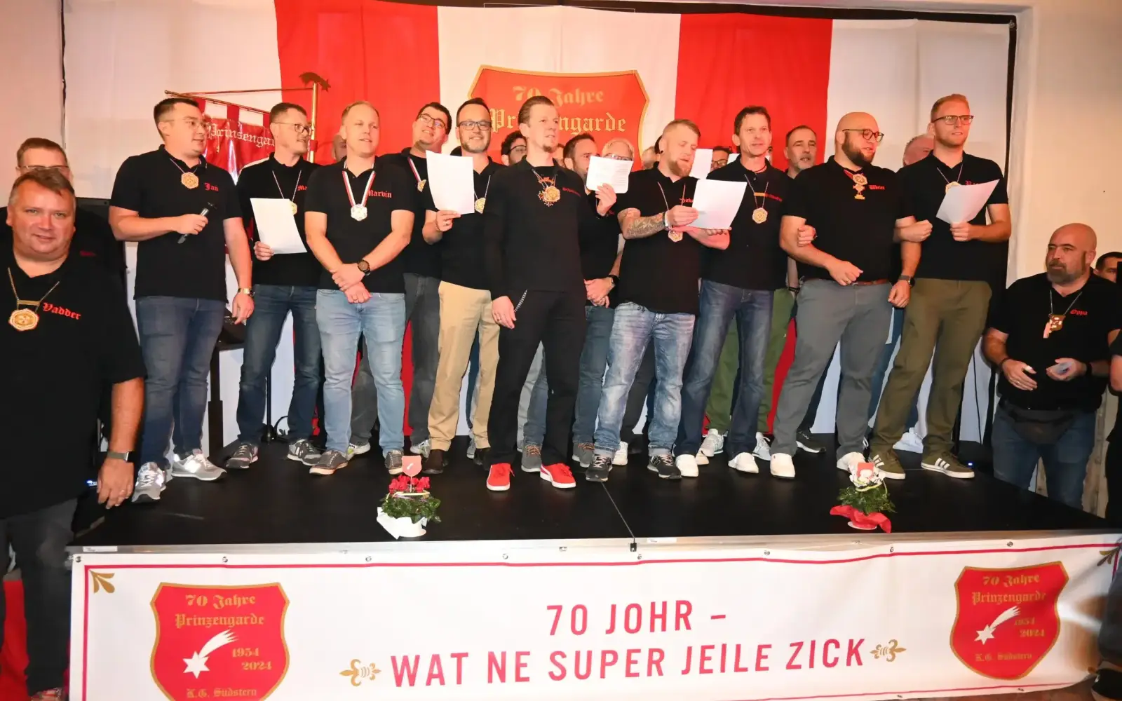 Zur Begrüßung sangen die Mitglieder der Prinzengarde ein Lied über ihren Club. Foto: sam