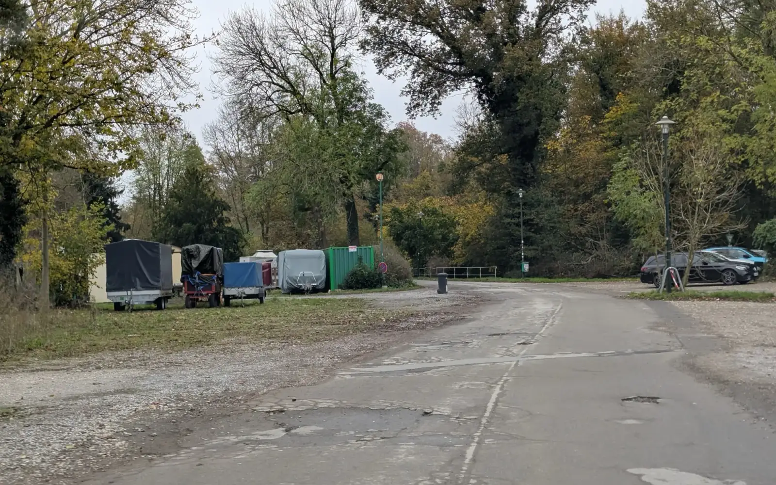Der Freiheitshagen in Angermund zeigt deutliche Straßenschäden und Schlaglöcher, die die geplante Sanierung notwendig machen. Foto: ah