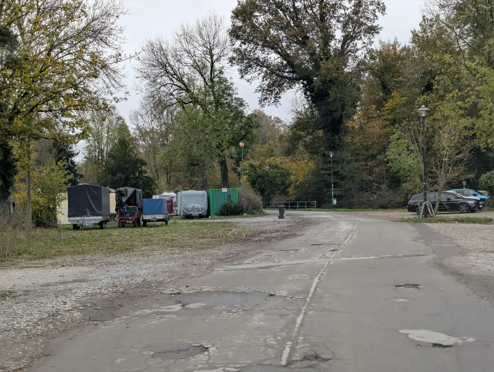 Der Freiheitshagen in Angermund zeigt deutliche Straßenschäden und Schlaglöcher, die die geplante Sanierung notwendig machen. Foto: ah