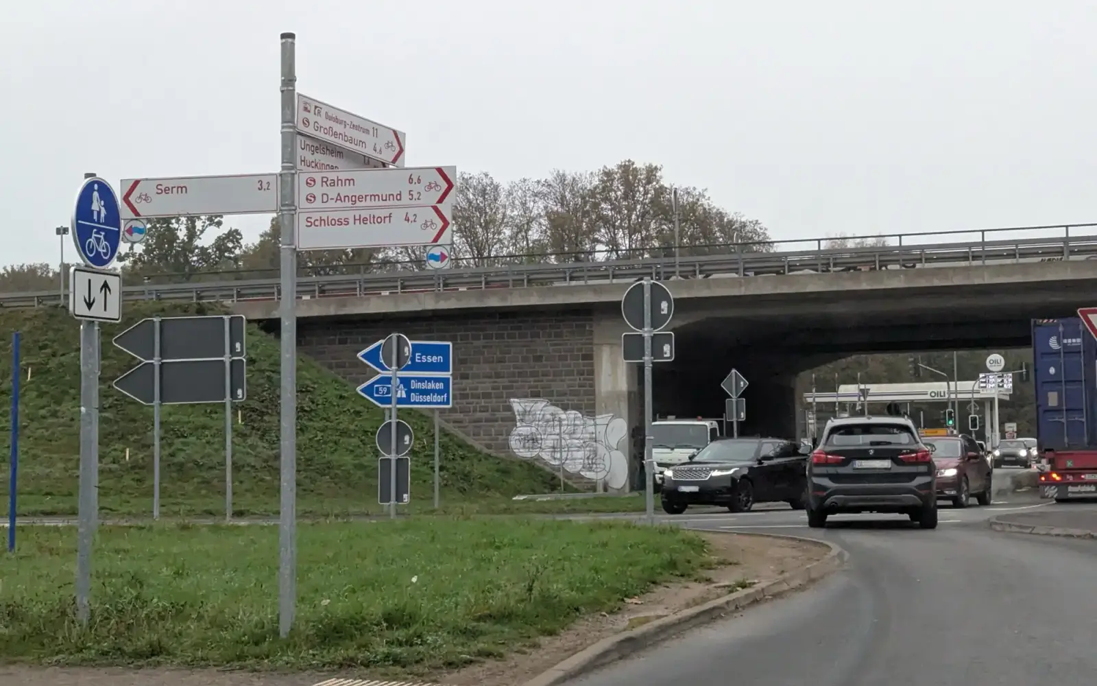 Die Einfahrt der alten B8 Richtung Wittlaer ist provisorisch gestaltet und sorgt oft für chaotische Situationen. Foto: ah