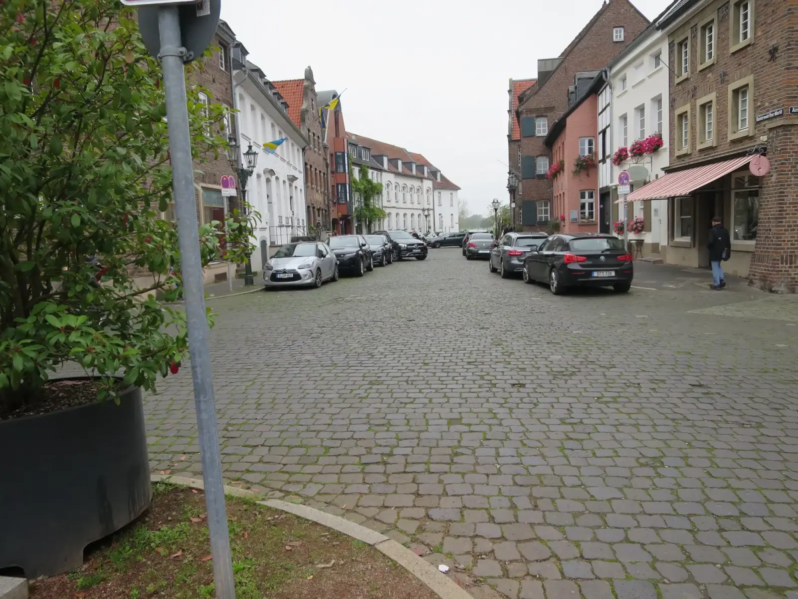 Ein Blick auf das Basaltpflaster auf dem ältesten Teil des Kaiserswerther Marktes, früher „Goldene Meile“ genannt. Hier wurden schon im frühen Mittelalter Waren umgeschlagen, d. h. Märkte abgehalten. Foto: hs