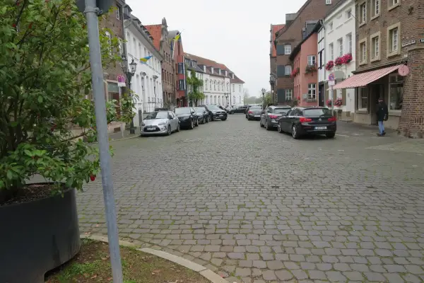 Dauerthema Basaltpflaster auf dem Kaiserswerther Markt