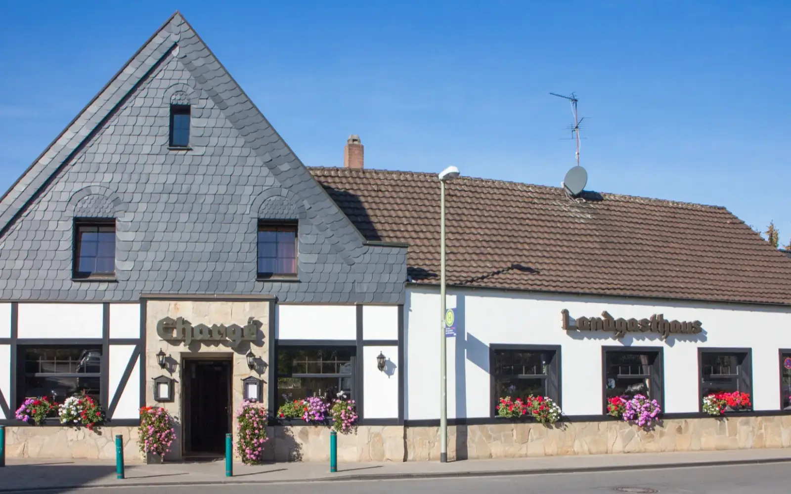 Das Landgasthaus Chargé in Duisburg-Rahm von seiner schönsten Seite. Foto: vj