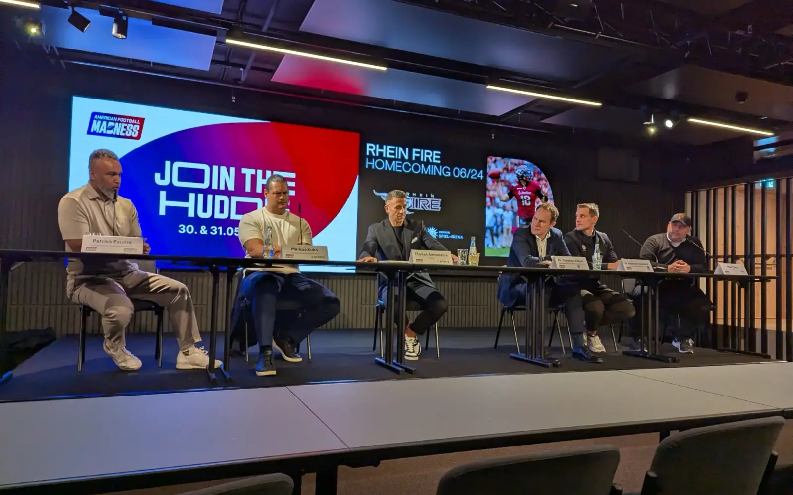 (von links) Patrick Esume (Commissioner der European League of Football), Markus Kuhn (Ambassador American Football Madness), Florain Ambrosius (Moderator), Dr. Stephan Keller (Oberbürgermeister der Landeshauptstadt Düsseldorf), Dr. Alexander Steinfo