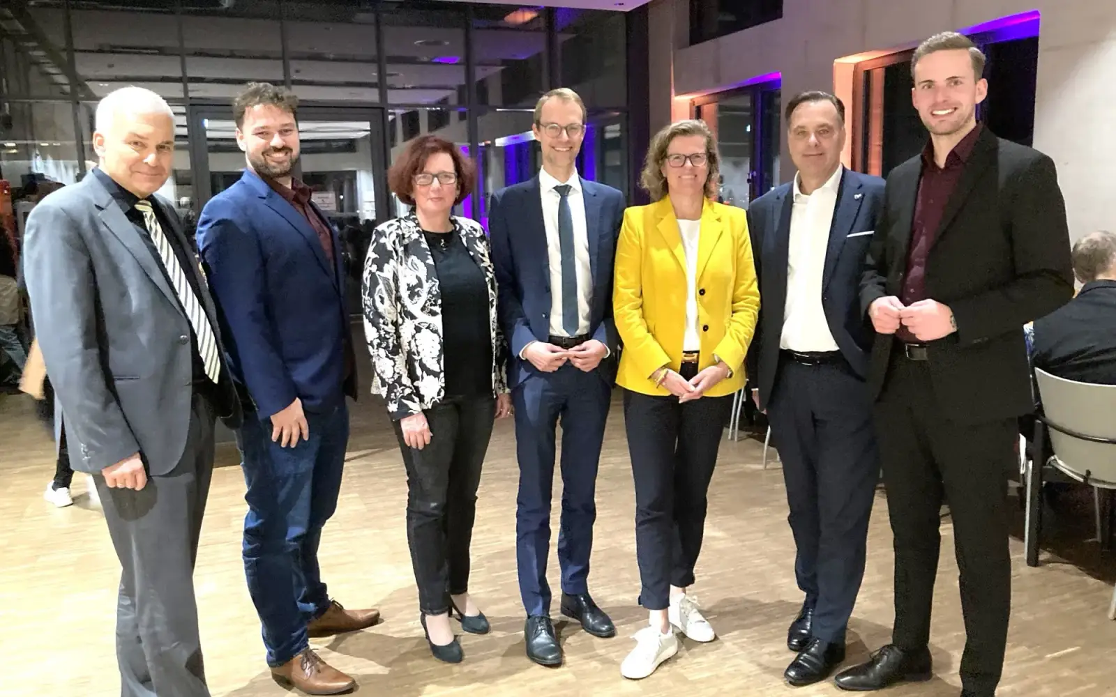 Tauschten sich beim Martinsgans-Dinner der MIT aus (von links): Udo Steinke, Dennis Schleß, Sylvia Linn, Dr. Christian Untrieser, Silke Jachinke-Kaltsidis, Frank Heidenreich und Björn Pollmer. Foto: sam
