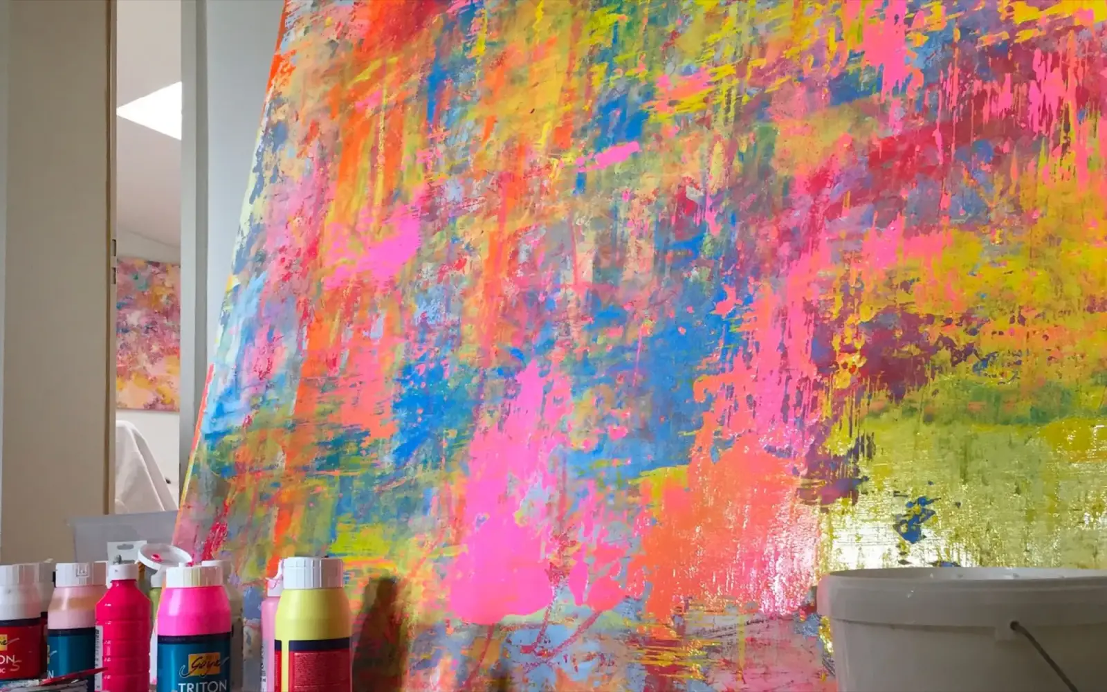 Abstrakte, farbenfrohe Werke erwarten die Besucher im offenen Atelier von Annette Sandt in Düsseldorf.