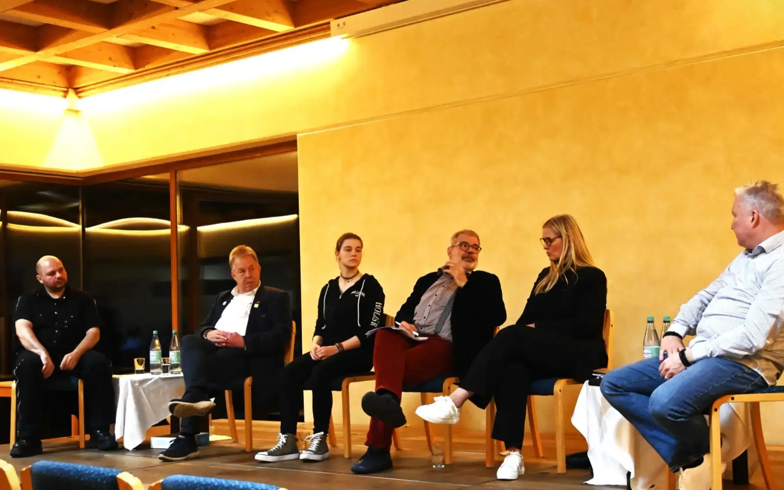 Diskutierten in Ungelsheim aus Sicht der Unternehmen über den Fachkräftemangel (von rechts): Anthon Köther, Andrea Tonscheidt, Dieter Zisenis und Karsten Beermann – mit zwei Studierenden. Foto: sam