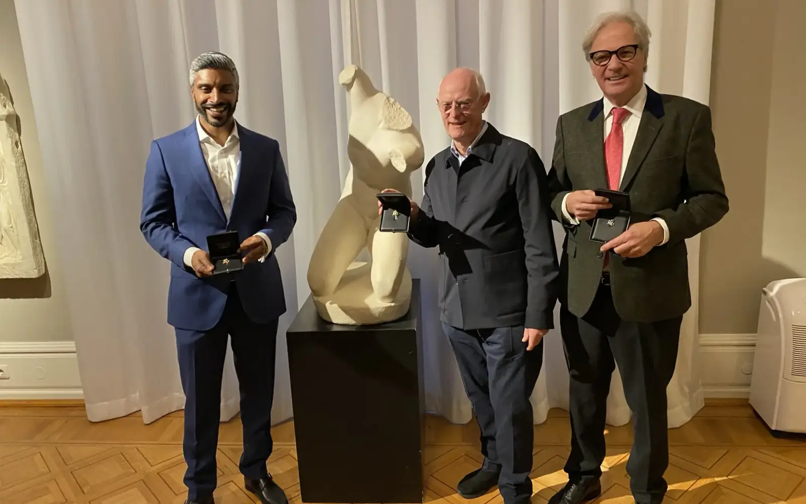 Die Preisträger (von links): Pradeep Pinakatt, Sir Tony Cragg und Hans-Georg Lohe. Foto: Flughafen Düsseldorf