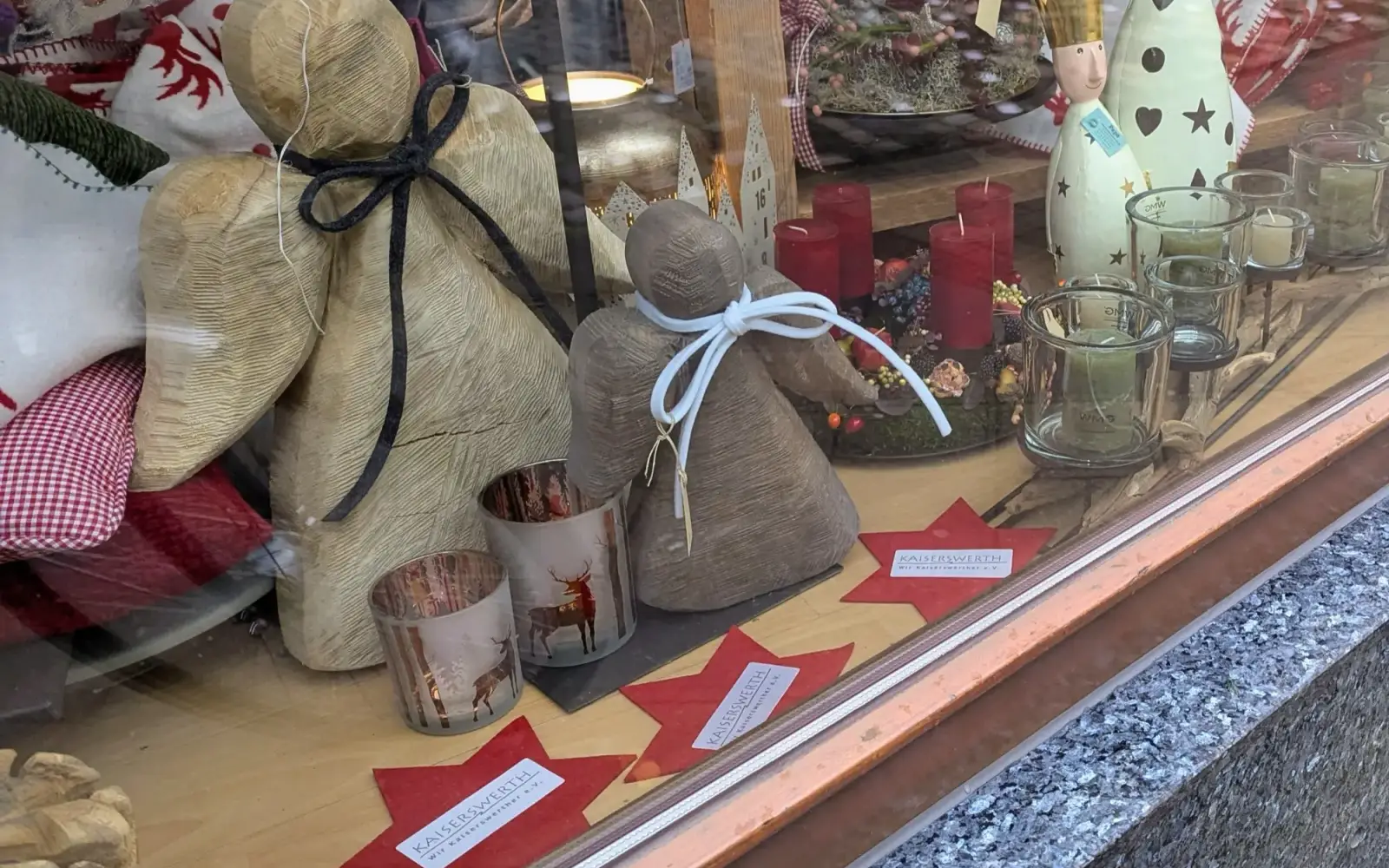 Weihnachtlich geschmückte Schaufenster in Kaiserswerth laden zur Adventszeit zum Sterne-Zählen und Entdecken ein. Foto: ah