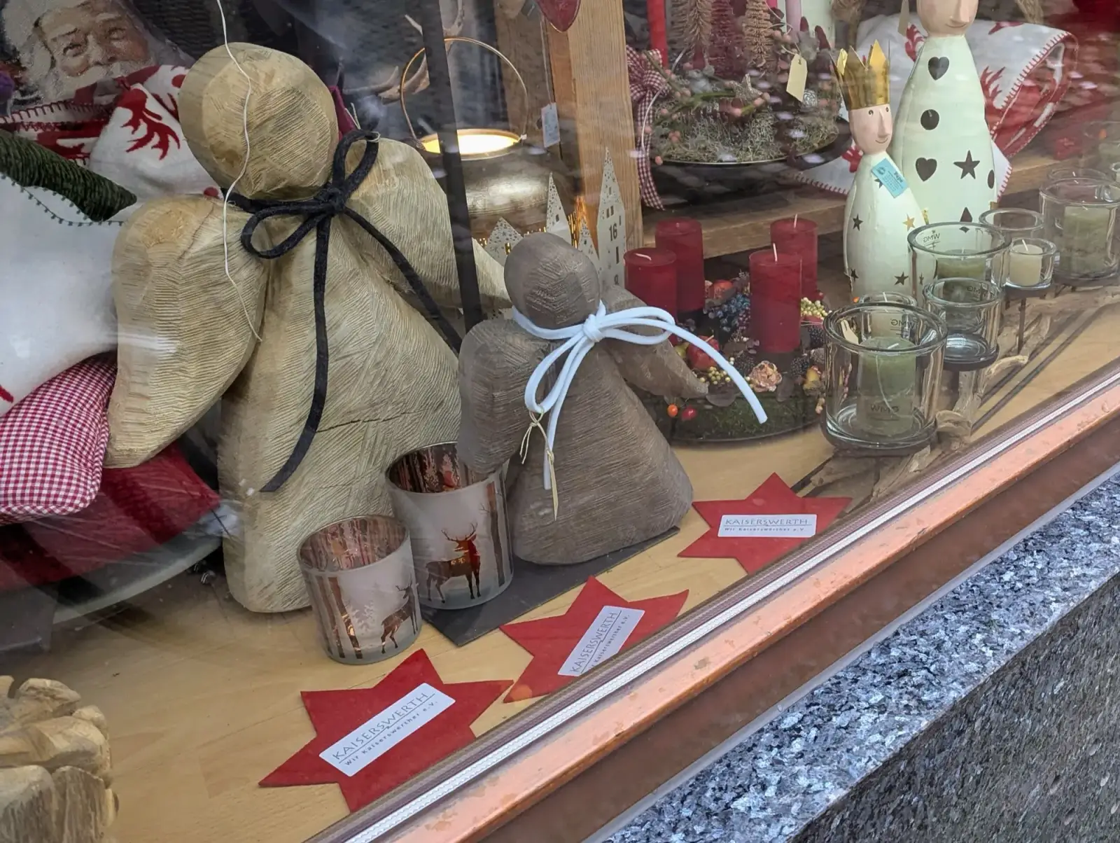 Weihnachtlich geschmückte Schaufenster in Kaiserswerth laden zur Adventszeit zum Sterne-Zählen und Entdecken ein. Foto: ah