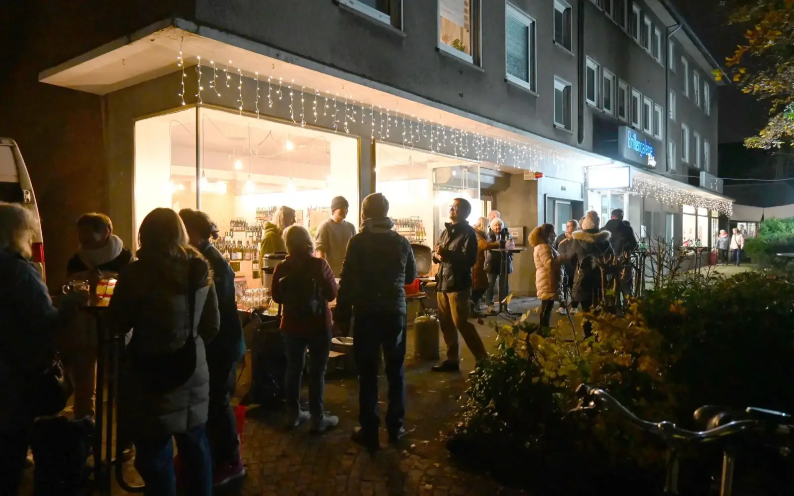 Auch das Wetter spielte beim „Lichterabend“ mit – ideal für einen netten Plausch im Freien. Foto: sam