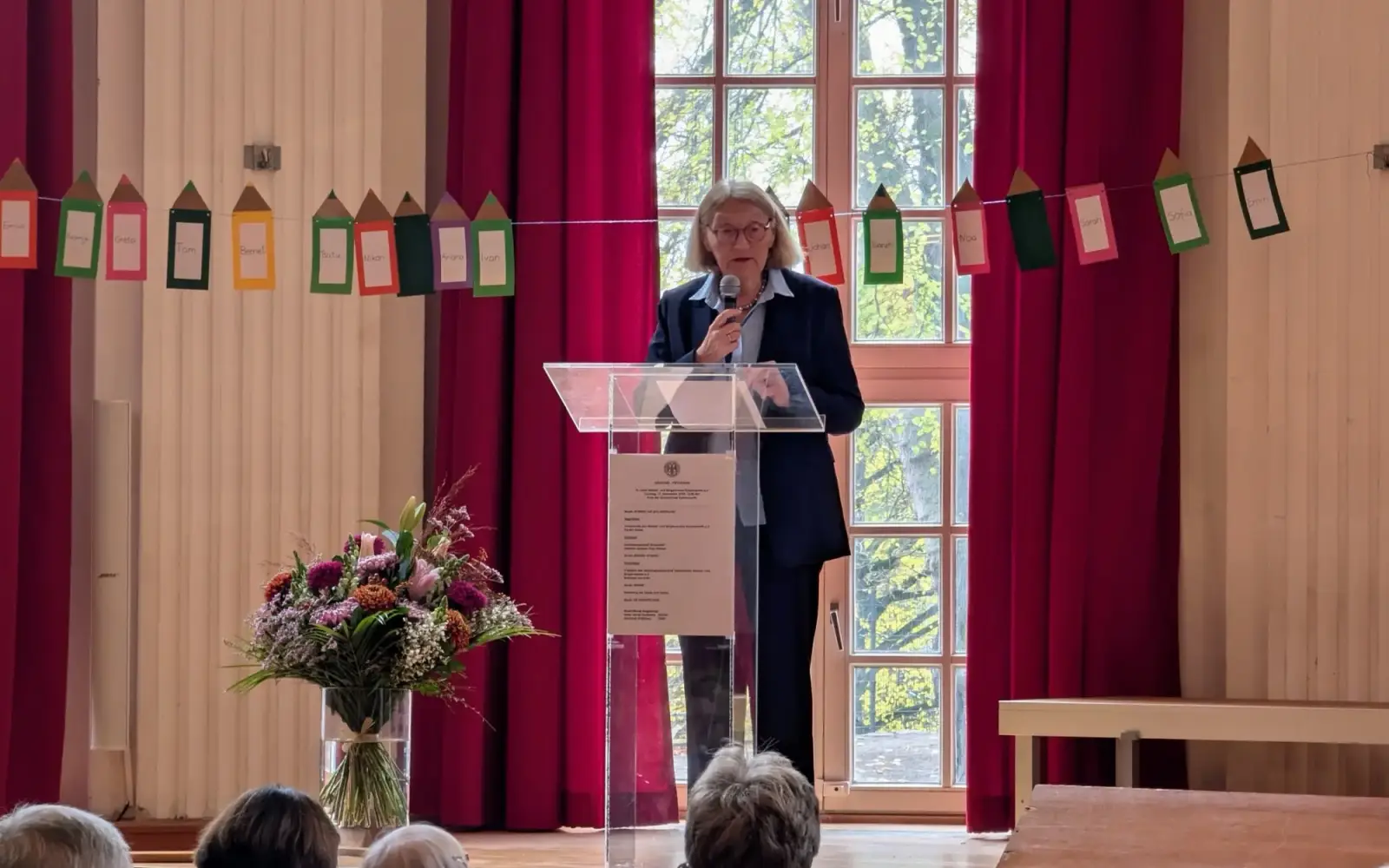 Vereinsvorsitzende Kerstin Döhler hält das Grußwort zur 75-Jahr-Feier des Heimat- und Bürgervereins Kaiserswerth. Foto: ah