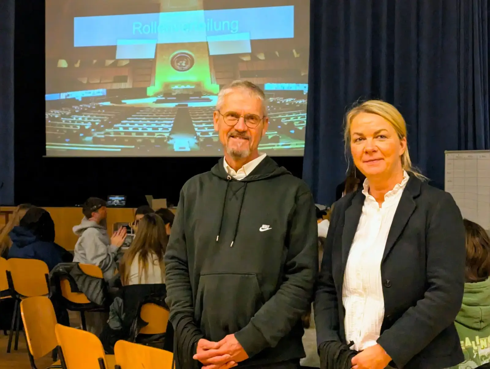 Moderator Stefan Simonis (die Multivision e.V.) und Annette Reusch (Sparda-Bank West) bei der Klimakonferenz-Simulation am Theodor-Fliedner-Gymnasium. Foto: ah