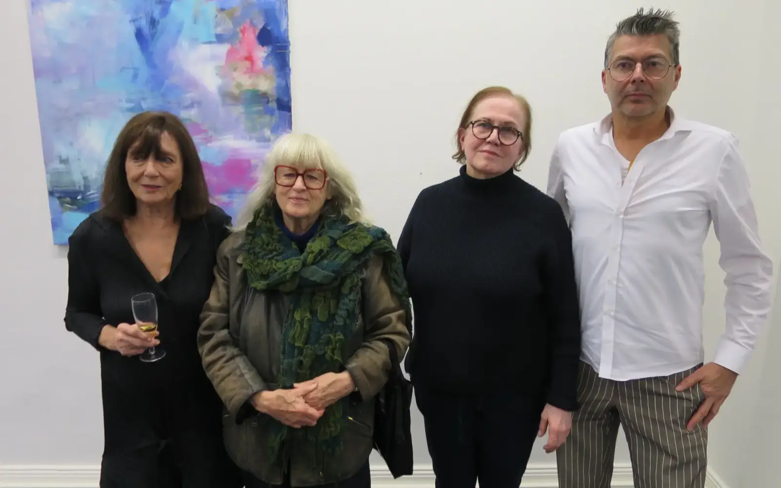 Gabriele Friedrich, ANNA, Hildegard Christina Risse und Robert Freund bei der Vernissage ihrer Kunstausstellung im Kaiserswerther Rathaus. Foto: hs