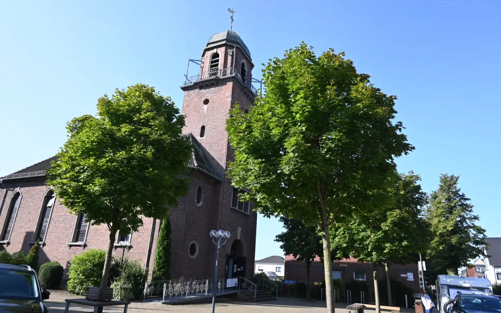 Die Kirche in Serm könnte ein Fotomotiv sein. Wer hat weitere – und zu jedem Monat passende? Foto: sam