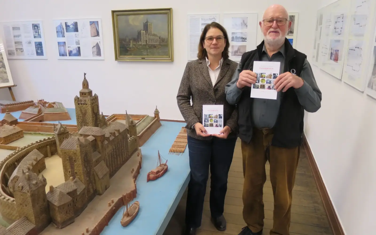 Dr. Annett Büttner und Franz-Josef Vogel bei der Vorstellung des Buches Kaiserswerth: Aus Geschichten wird Geschichte im Museum des Heimat- und Bürgervereins Kaiserswerth e.V. Foto: hs