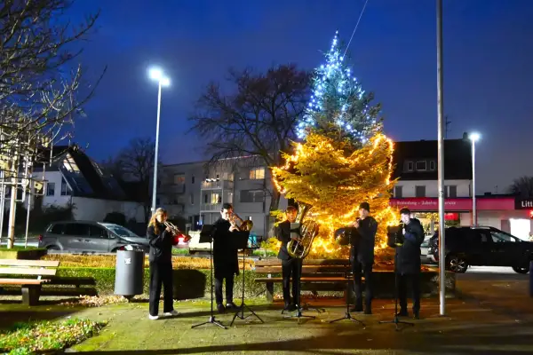 Kinder bastelten Schmuck für den Weihnachtsbaum am Bezirksamt Süd