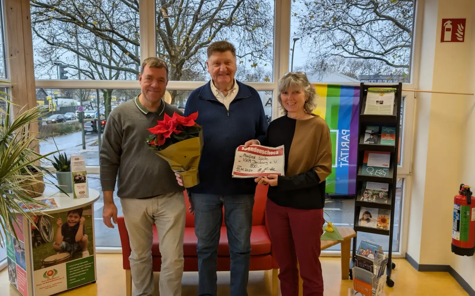 (von links) Karsten Münter, Manfred Lücke und Anette Käbe bei der Übergabe der Spende von 800 Euro an den VKM Duisburg. Foto: VKM
