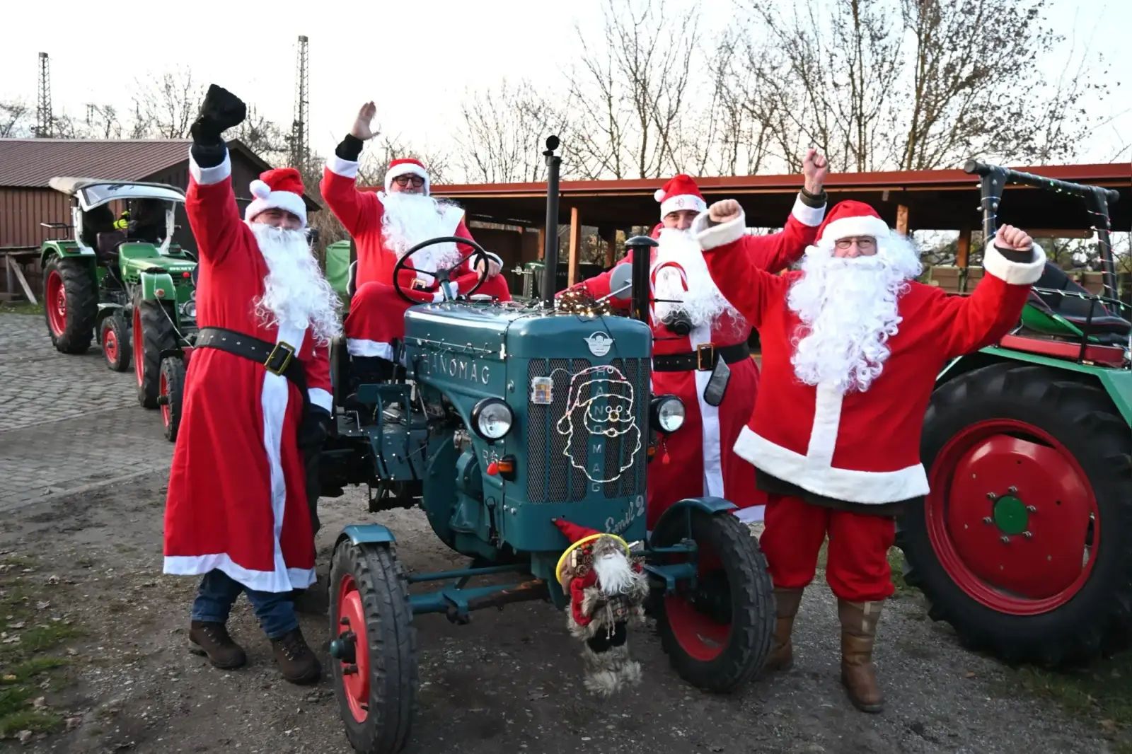 Positive Stimmung in der Vorweihnachtszeit verbreiten möchten diese und weitere Weihnachtsmänner auf ihren Oldtimer-Traktoren. Sie hoffen auf zahlreiche Zuschauende. Foto: sam