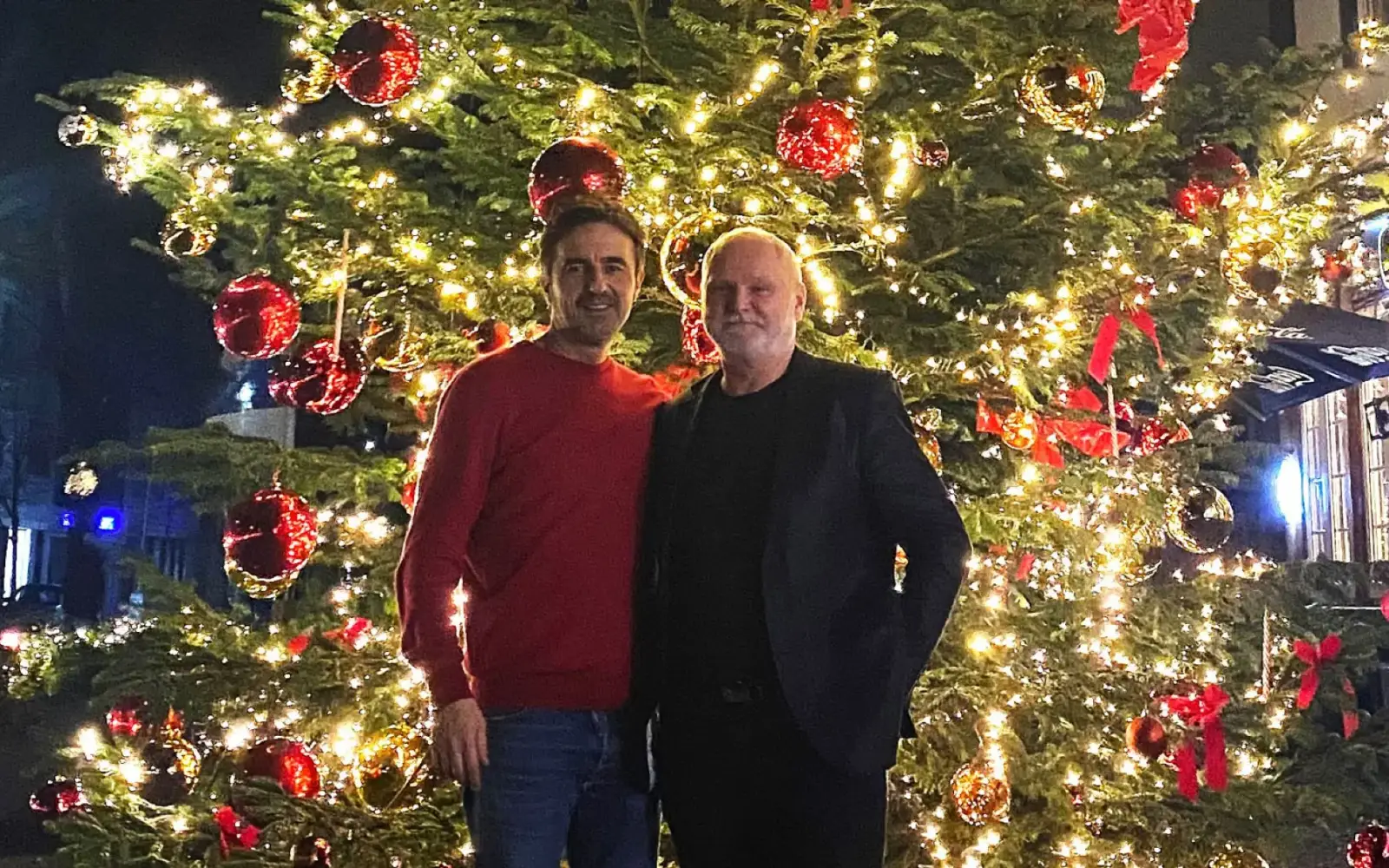 Bekim Ceka und Ratsherr Uwe Ernst (rechts) vor dem festlich geschmückten Weihnachtsbaum im Biergarten, bereit für das Weihnachtssingen in Großenbaum. Foto: privat