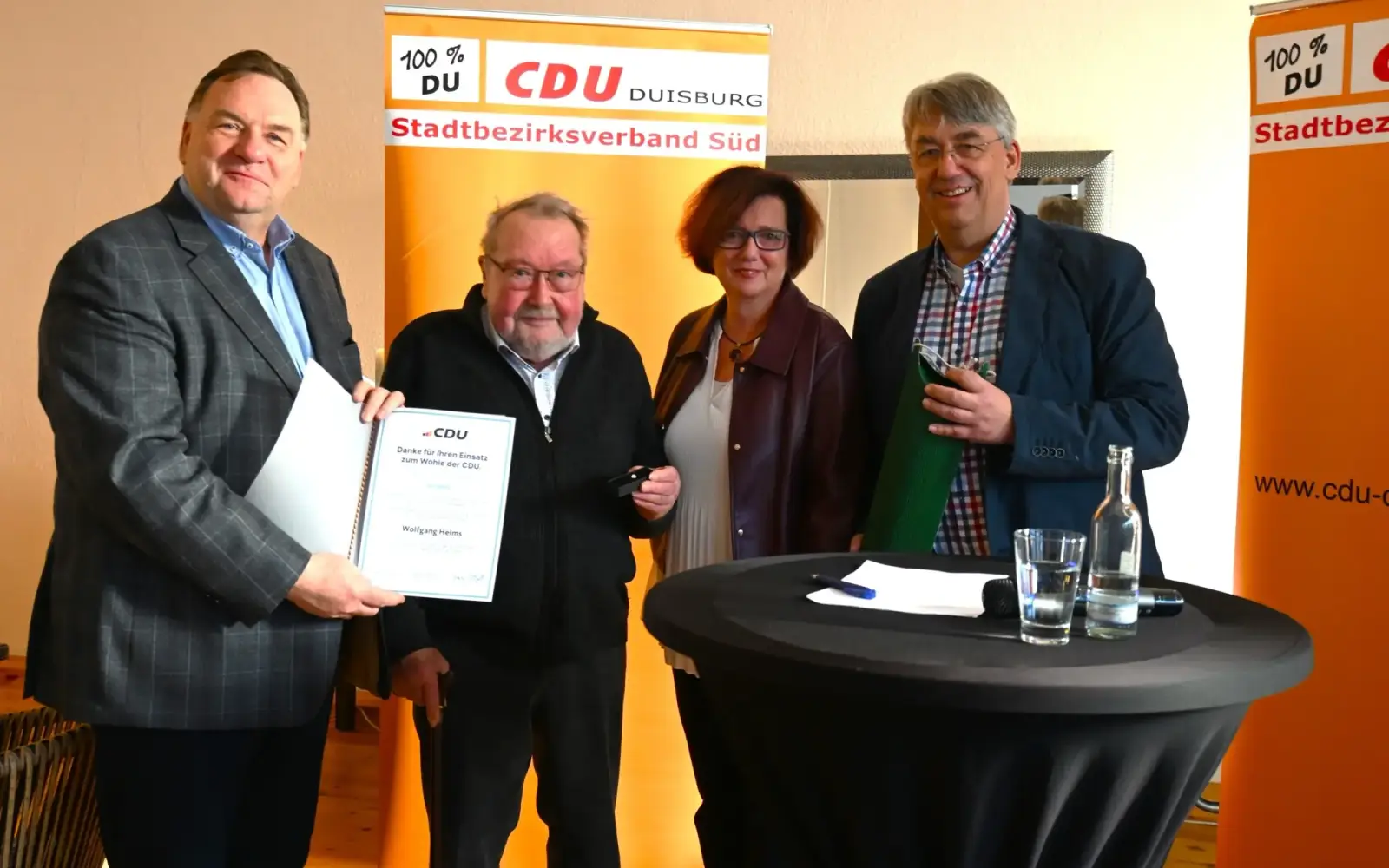 Für seine 50-jährige Mitgliedschaft in der CDU wurde Wolfgang Helms (2. von links) geehrt. Es gratulierten (von links): Thomas Mahlberg, Sylvia Linn und Peter Ibe. Foto: sam