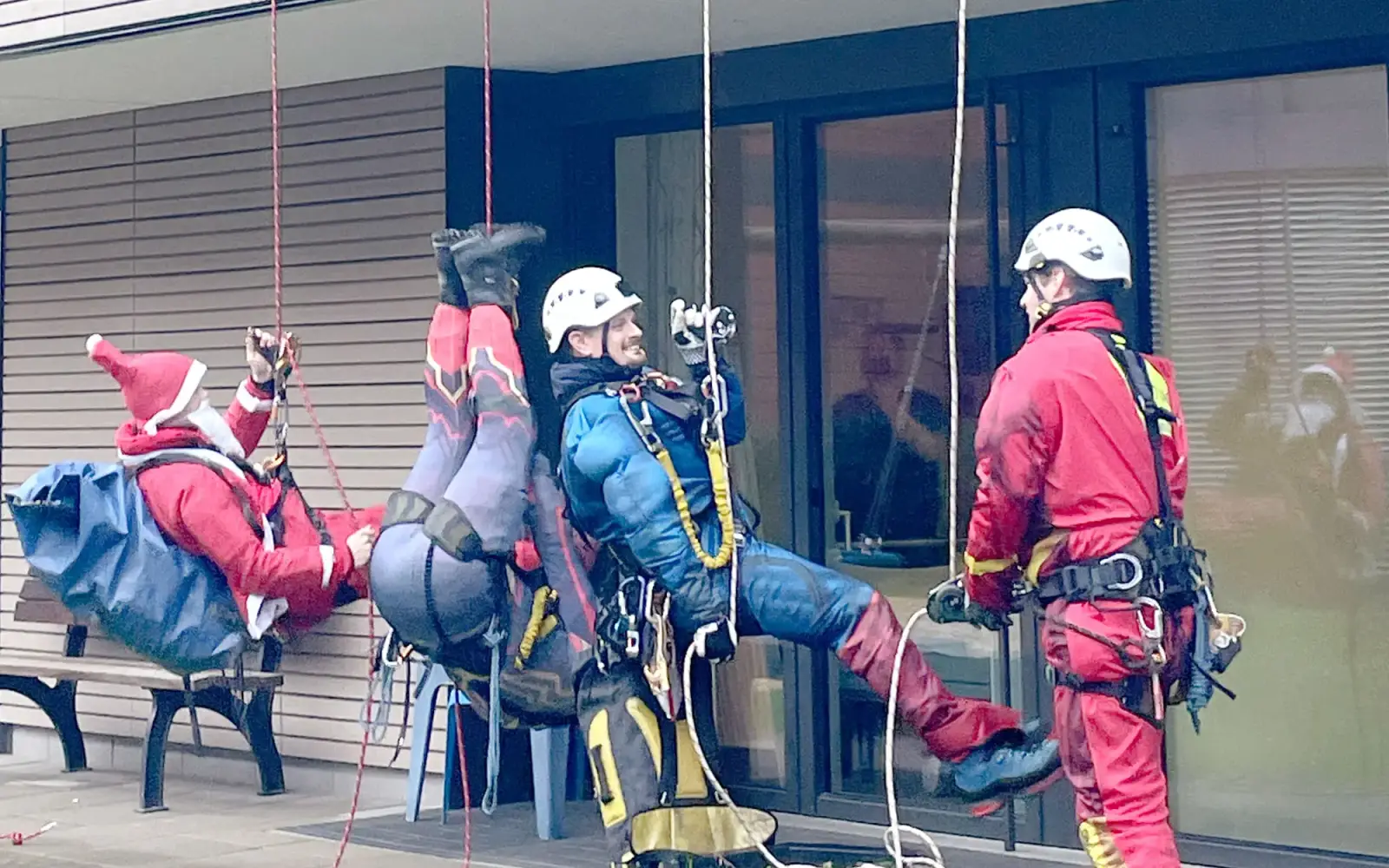 Verkleidet als Nikolaus, Superman, Spiderman und Captain America seilten sich die Höhenretter der Feuerwehr Düsseldorf am Nikolaustag vom Dach des Krankenhauses ab. Foto: Kaiserswerther Diakonie