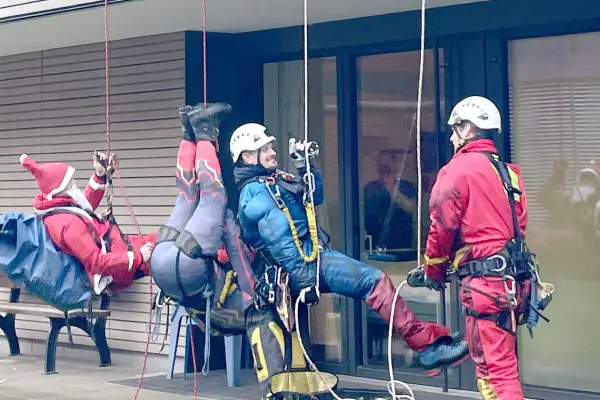 Höhenretter der Feuerwehr überraschten kleine Patienten im Florence-Nightingale-Krankenhaus
