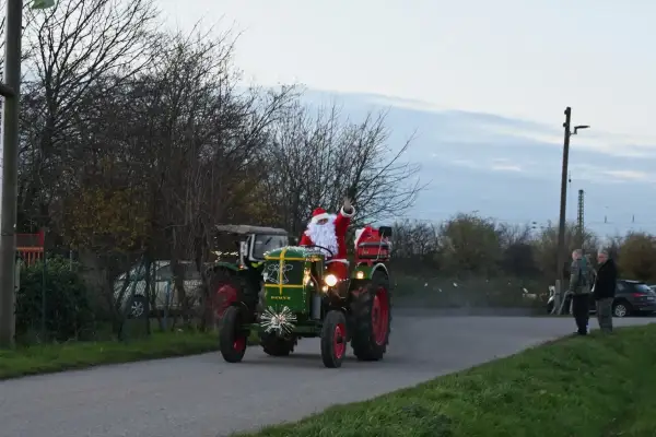 Traktoren fahren am Sonntag beleuchtet von Rahm nach Angermund