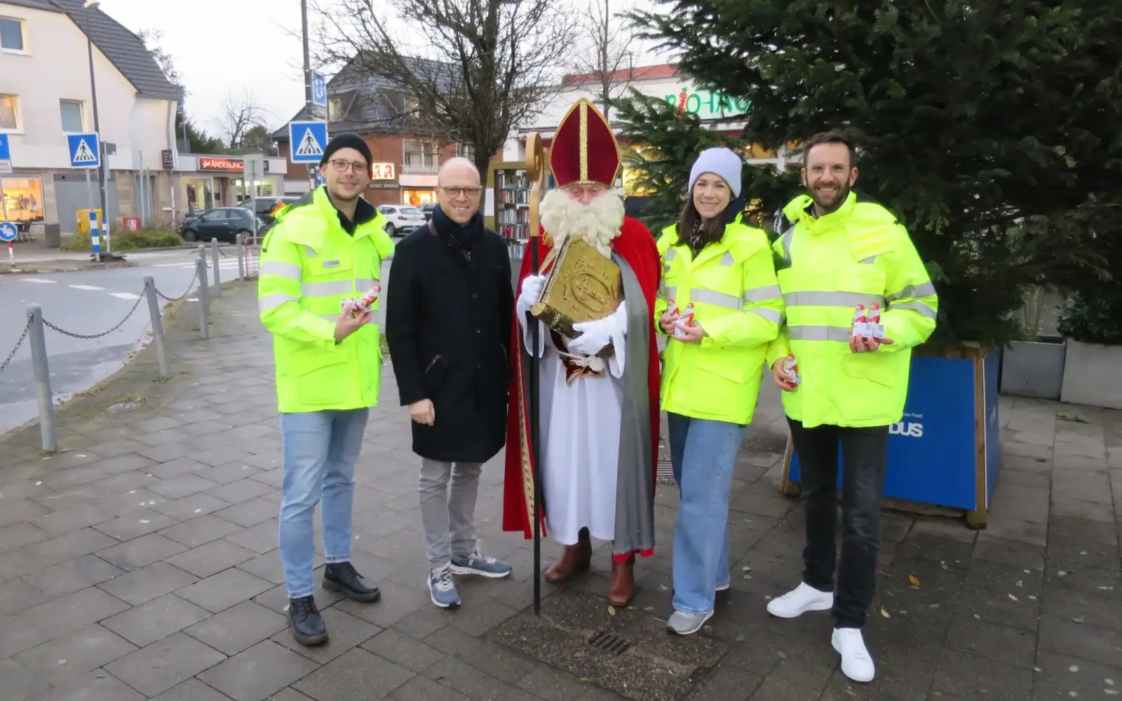 Der Nikolaus im Bischofsgewand in Lohausen, umringt von seinen Helfern in grellgelber „Arbeitskleidung“ und Bezirksbürgermeister Benedict Stieber. Foto: hs