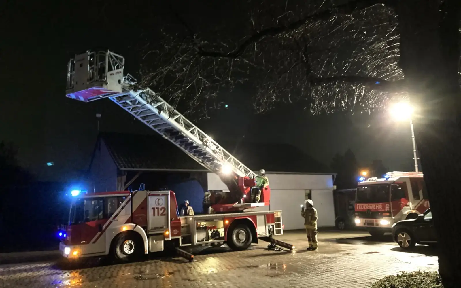 Im Mittelpunkt der Übung der Freiwilligen Feuerwehr Mündelheim stand die Drehleiter. Foto: sam
