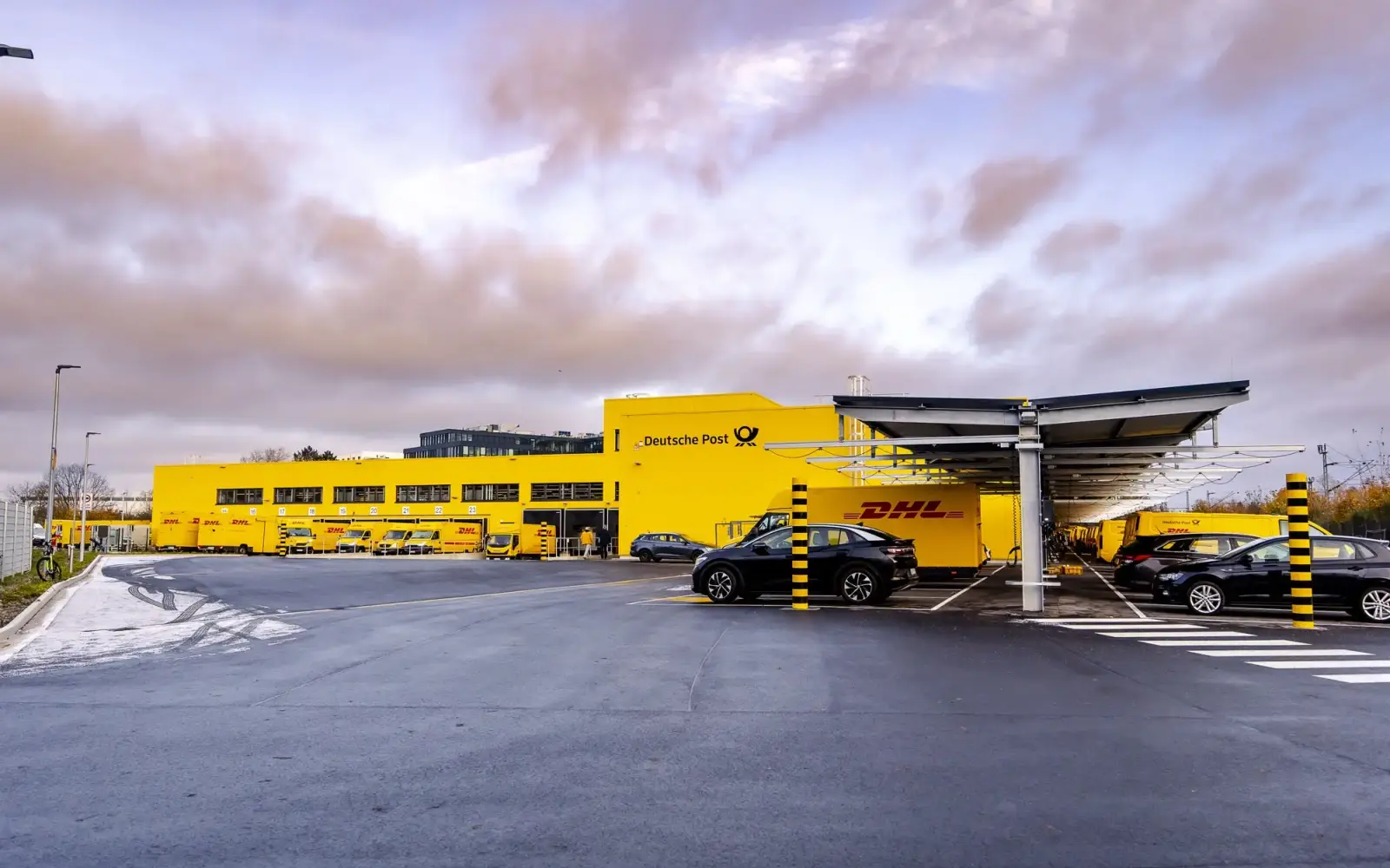 Der neue klimaneutrale Zustellstützpunkt der Deutschen Post DHL am Kieshecker Weg 98 in Düsseldorf Nord bietet modernste Logistik- und Ladeinfrastruktur. Foto: Deutsche Post AG