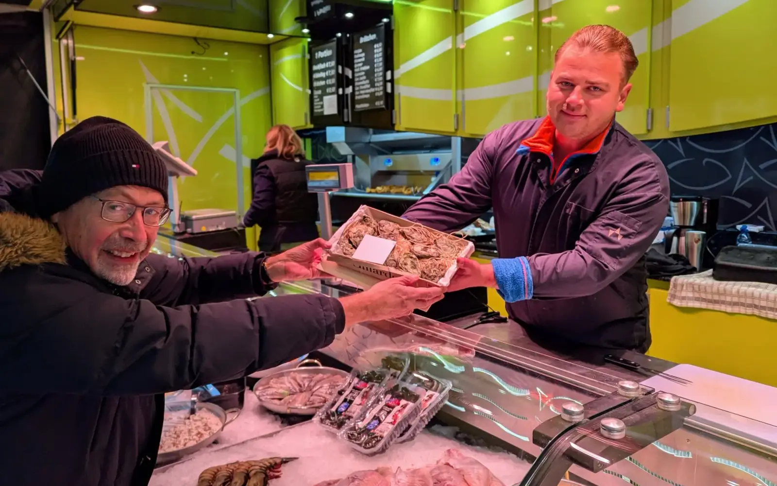 Freundlicher Service am Fischstand der Familie Kerrsenberg, hier werden Austern überreicht. Foto: ah