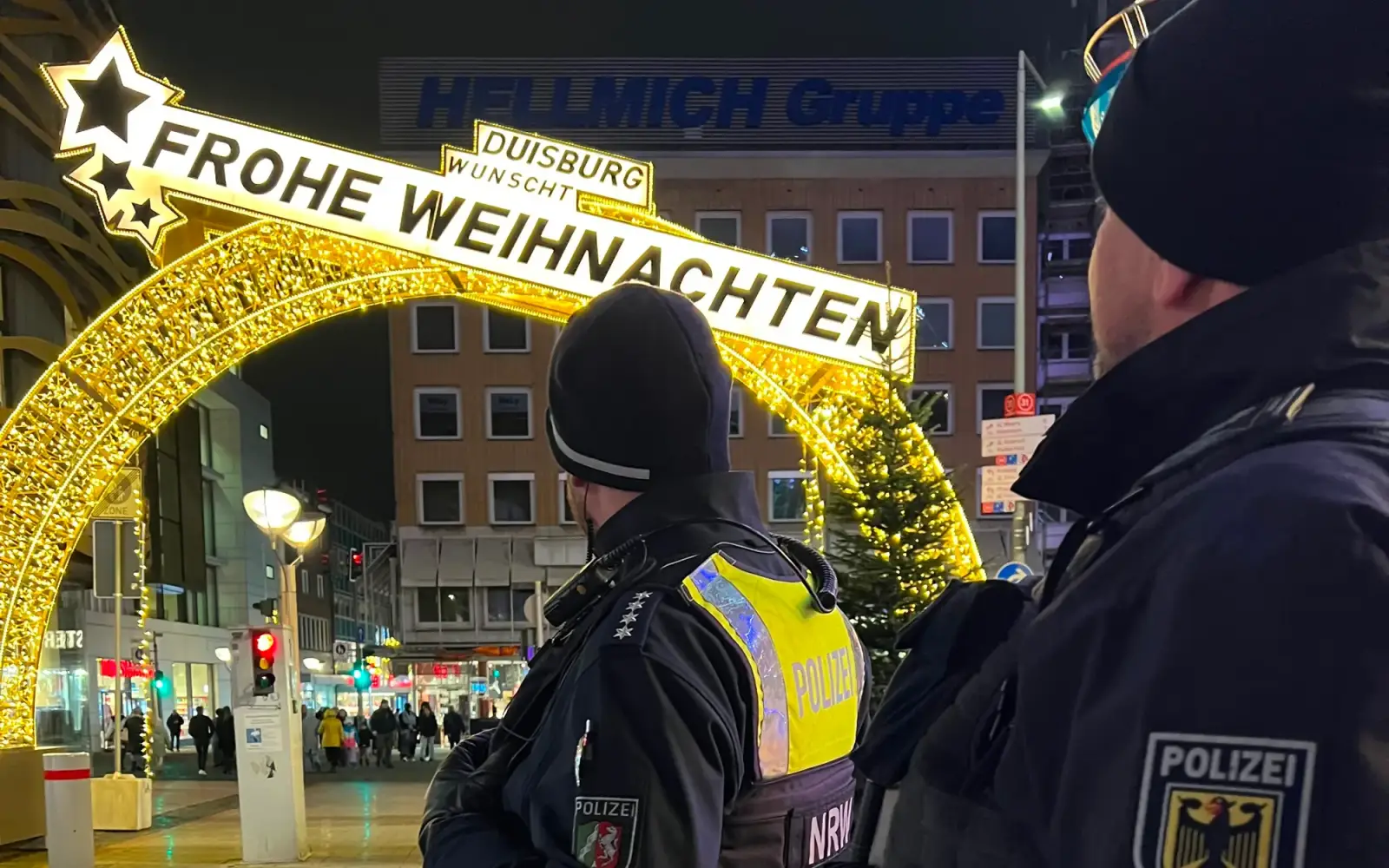 Polizeibeamte von Bundes- und Landespolizei überwachten den Weihnachtsmarkt in Duisburg und führten Kontrollen durch. Foto: Polizei
