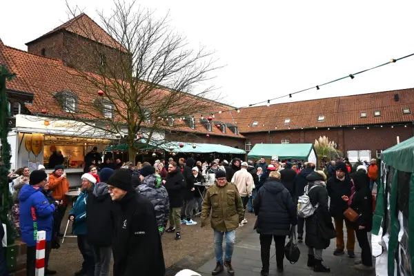Ein beliebter Treffpunkt: Der Schützen-Weihnachtsmarkt in Huckingen