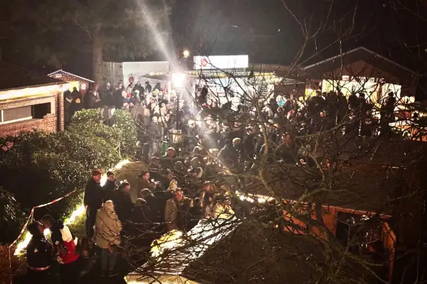 Großer Andrang beim idyllischen „Weihnachtsmarkt am Zwiebelturm“ in Rahm
