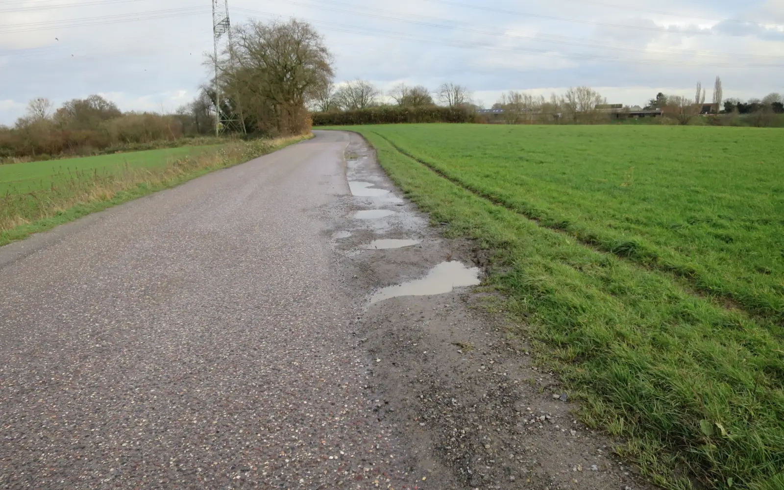 Das Wittgatt von Froschenteich nach Wittlaer ist zu schmal für Begegnungsverkehr. Die Bankette werden mitbenutzt. Foto: hs